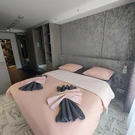 Luxurious Luxury In - *